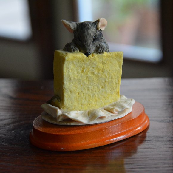 Adorable VINTAGE mouse with cheese statue mounted on wood base - Picture 2 of 6